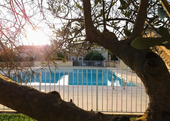 Duplex Dans Residence Avec Piscine A Uzes